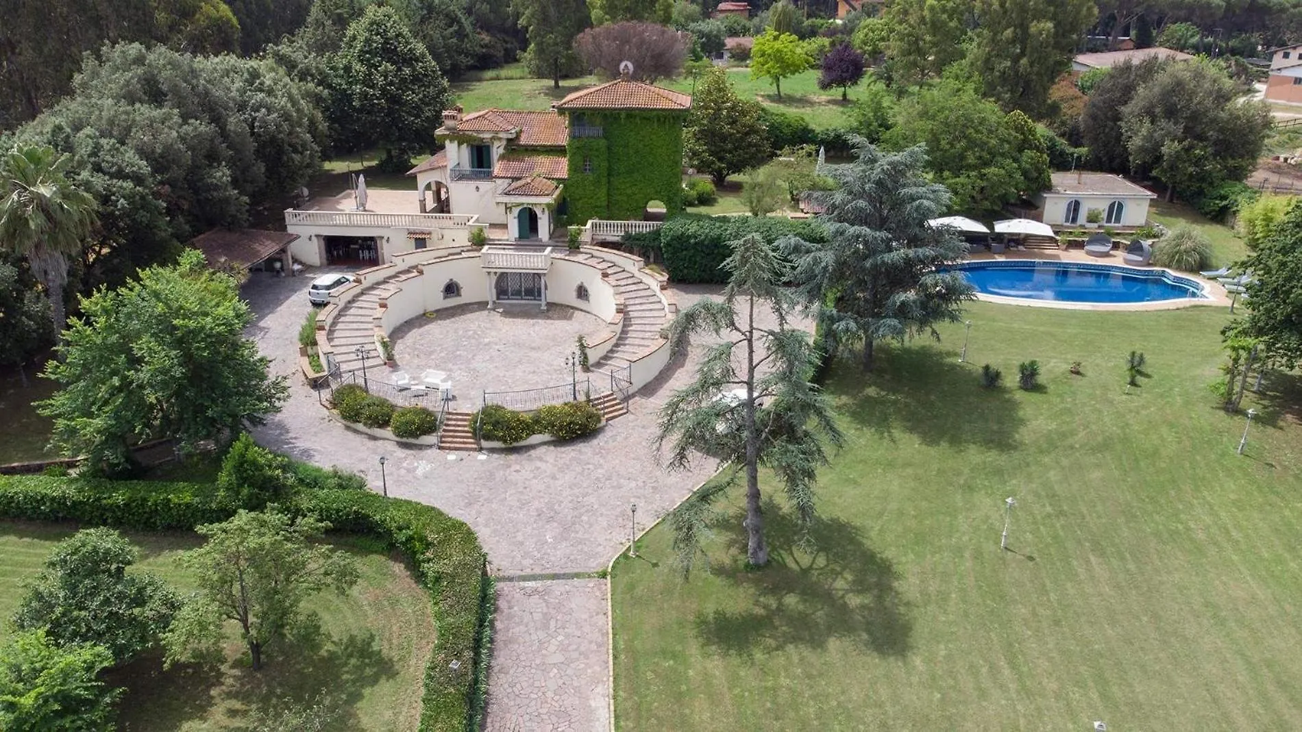 Prestigiosa Villa Con Parco Palestra E Piscina contacts